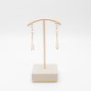 photo des boucles d'oreilles de la collection Hoshi, qui signifie « étoile » en japonais. Elles se terminent par 2 chainettes avec une petite perle de culture