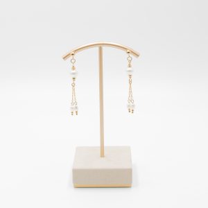 photo des boucles d'oreilles de la collection Hoshi, qui signifie « étoile » en japonais. Elles se terminent par 2 chainettes avec une petite perle de culture