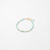 Présentation d'un bracelet fermé à plat en or laminé et turquoise