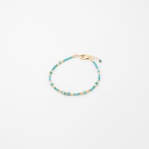 Présentation d'un bracelet fermé à plat en or laminé et turquoise