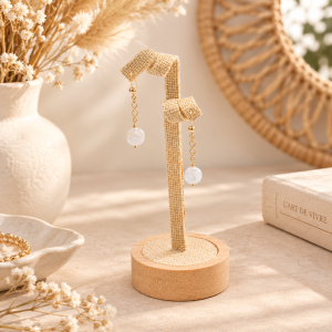Boucles perles plates et intercalaires infinis présenté sur un portant